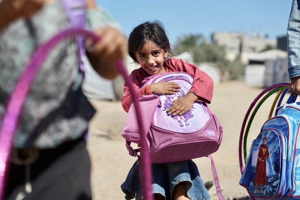 Een van de duizend kinderen in Gaza die een schoolpakket ontvingen in 2025.